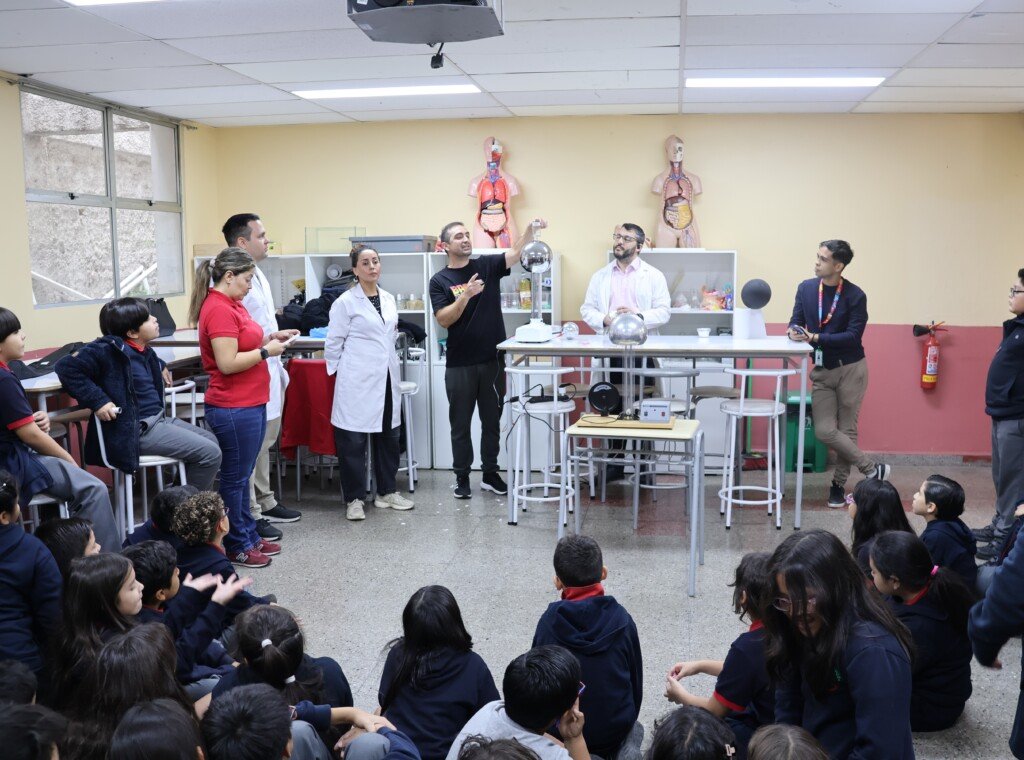 Académicos e investigadores UA comparten ciencia junto a estudiantes del Colegio Lorenzo Sazié